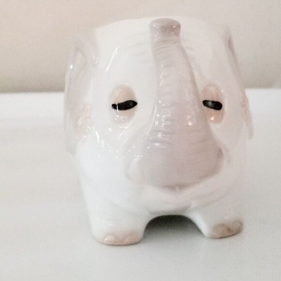 Elephant planter great for succulents nursery - Picture 2 of 6